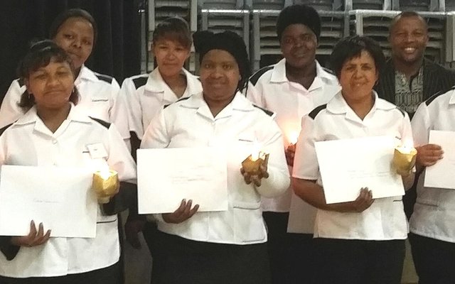 Vlnr is Thokozile Joja (Gansbaai), Nokubonga Fana (Gansbaai), Elsie Vaaltuin (Caledon), Asana Masela (Gansbaai), Jesmine Mattelton (Caledon), Thelma Konco (Gansbaai), Cornelia Siyeka (Hermanus), Jacoba Lewis (Gansbaai), Joel Martin (Tenoor en gasspreker), Minette October (Gansbaai) en Suster Iréne de Waal (Caledon-opleier)